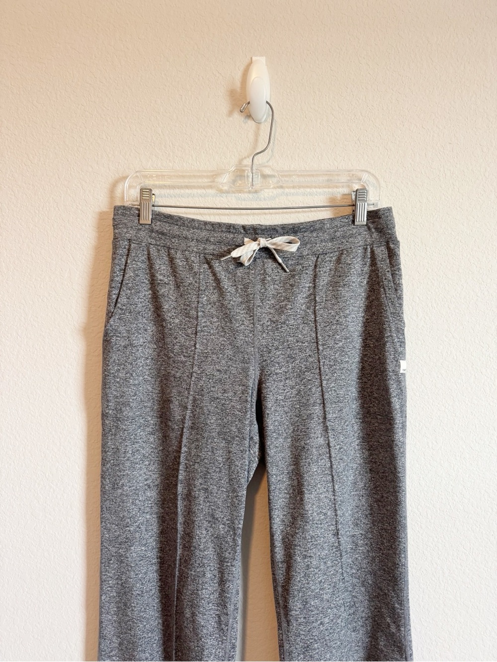Vuori Women's Heather Grey Halo Essential Wide Leg Flare Pants Size Medium - Picture 2 of 6